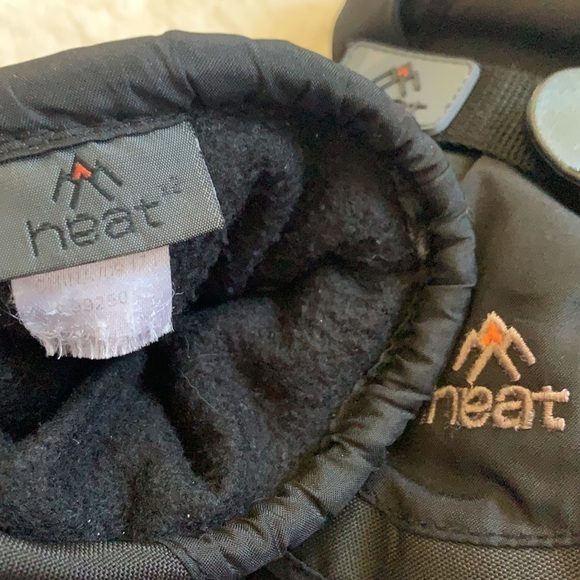 Heat Black Snow Gloves With Weatherproof Inserts, Youth XL - Picture 3 of 7